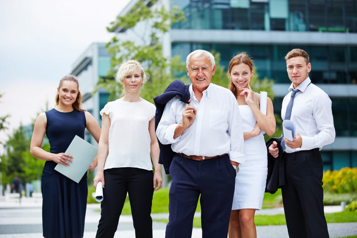 Portrait vom Business Team im Sommer